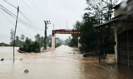 Nhiều tuyến đường ở miền Trung, Tây Nguyên bị ngập và sạt lở do mưa lớn  ảnh 3