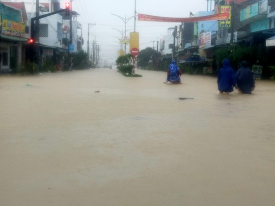 4 người thiệt mạng, hàng chục nghìn ngôi nhà bị ngập, sập, lũ cuốn ảnh 9