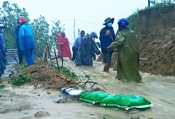 Mưa lũ gây thiệt hại nặng nề ở Bình Định, Phú Yên ảnh 14