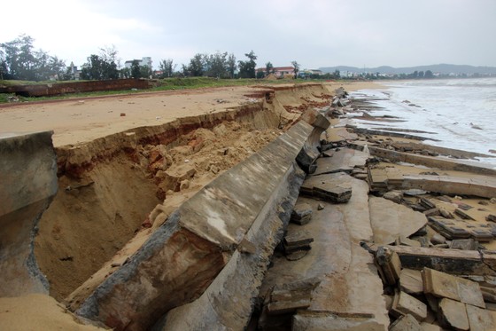 Làng chài gánh thuyền thúng 'chạy bão' ảnh 22