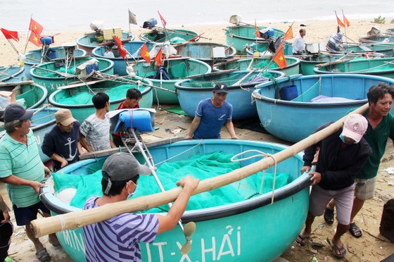 Làng chài gánh thuyền thúng 'chạy bão' ảnh 12