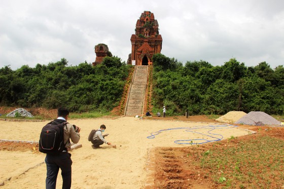 Xây dựng phản cảm, xâm hại di tích tháp cổ gần 1.000 năm tuổi ảnh 1