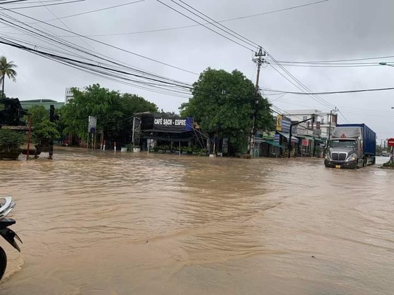 Mưa lớn, lốc xoáy gây thiệt hại nặng nề ven biển Phú Yên, Bình Định ảnh 7
