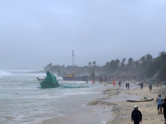 Mưa lớn, lốc xoáy gây thiệt hại nặng nề ven biển Phú Yên, Bình Định ảnh 3