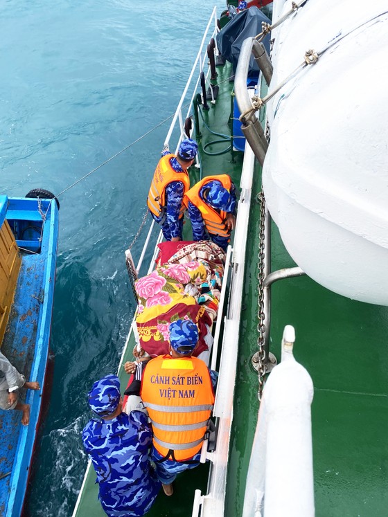 Cảnh sát biển đưa ngư dân bị nạn ở đảo Lý Sơn vào đất liền cấp cứu ảnh 2