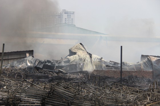 Cháy lớn ở khu nhà xưởng sản xuất bàn ghế nhựa tại TP Quy Nhơn ảnh 15
