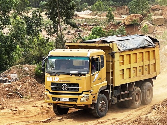 Bình Định: Xử lý nghiêm vụ trộm đất ở khu mỏ hết hạn khai thác ảnh 3