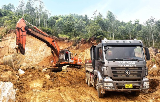 Bình Định: Xử lý nghiêm vụ trộm đất ở khu mỏ hết hạn khai thác ảnh 2