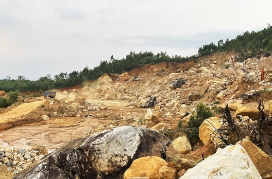 Bình Định: Xử lý nghiêm vụ trộm đất ở khu mỏ hết hạn khai thác ảnh 1
