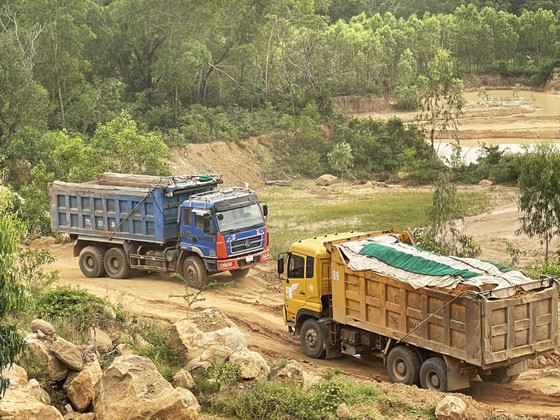 Bình Định: Xử lý nghiêm vụ trộm đất ở khu mỏ hết hạn khai thác ảnh 4