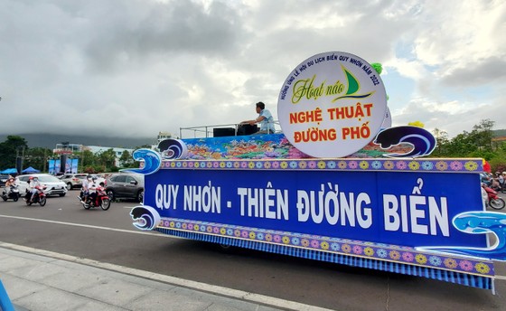 'Biển' người xem lễ hội thả diều Quy Nhơn ảnh 13