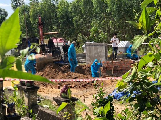 Khai quật mộ người đàn ông 54 tuổi nghi do con trai sát hại ảnh 1