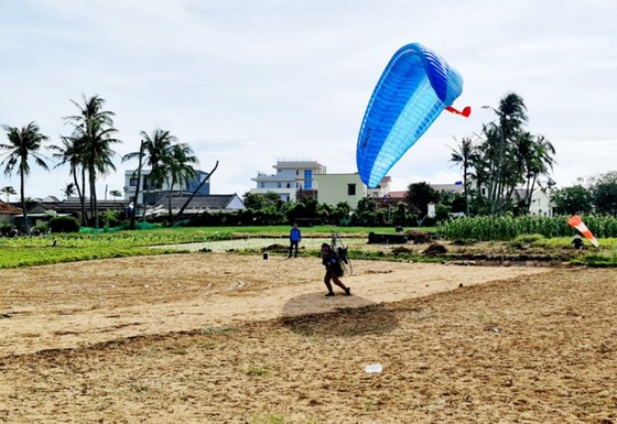 Các phi công dù lượn bắt đầu đua tài ở đỉnh núi Thới Lới - đảo Lý Sơn ảnh 14
