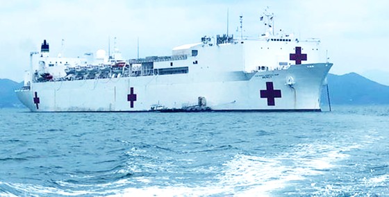 Tàu bệnh viện Hải quân Mỹ cập cảng Vũng Rô (Phú Yên) ảnh 1