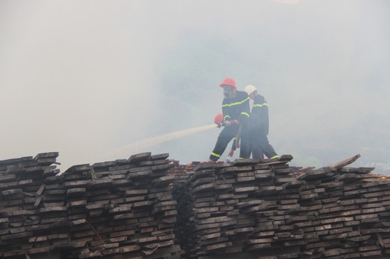 Cháy xưởng gỗ ở khu công nghiệp Phú Tài, Bình Định ảnh 11