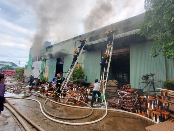 Cháy xưởng gỗ ở khu công nghiệp Phú Tài, Bình Định ảnh 4