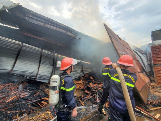 Cháy xưởng gỗ ở khu công nghiệp Phú Tài, Bình Định ảnh 5