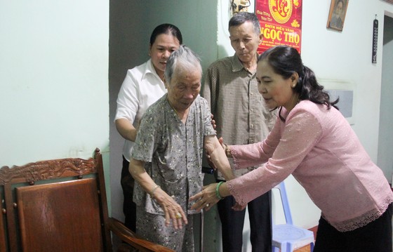 Chủ tịch HĐND TPHCM trao quà cho gia đình cách mạng tại Bình Định ảnh 1