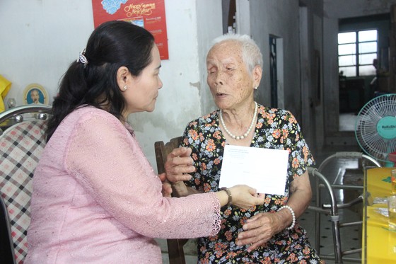 Chủ tịch HĐND TPHCM trao quà cho gia đình cách mạng tại Bình Định ảnh 3