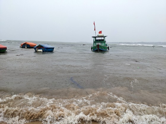 Bình Định, Quảng Ngãi 'chạy đua' sơ tán dân trước bão số 4 ảnh 5