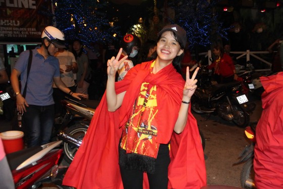 U23 Việt Nam thắng, TPHCM rợp cờ hoa ảnh 2