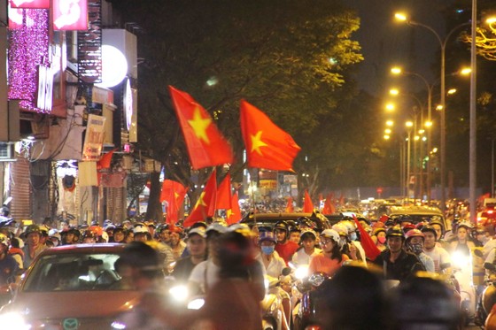 U23 Việt Nam thắng, TPHCM rợp cờ hoa ảnh 3