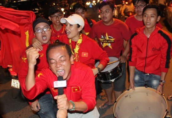 U23 Việt Nam thắng, TPHCM rợp cờ hoa ảnh 7