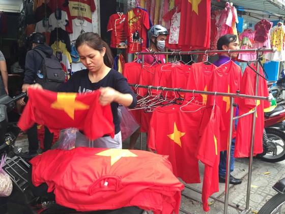 Gần 5.000 áo cờ Việt Nam được bán ra mỗi ngày ảnh 8