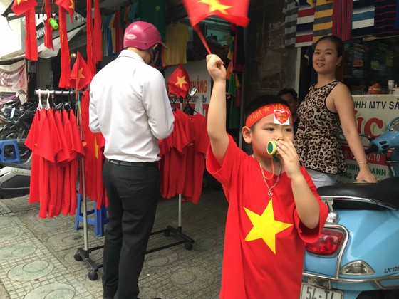 Gần 5.000 áo cờ Việt Nam được bán ra mỗi ngày ảnh 5