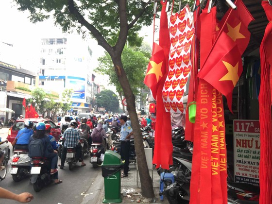 Gần 5.000 áo cờ Việt Nam được bán ra mỗi ngày ảnh 3