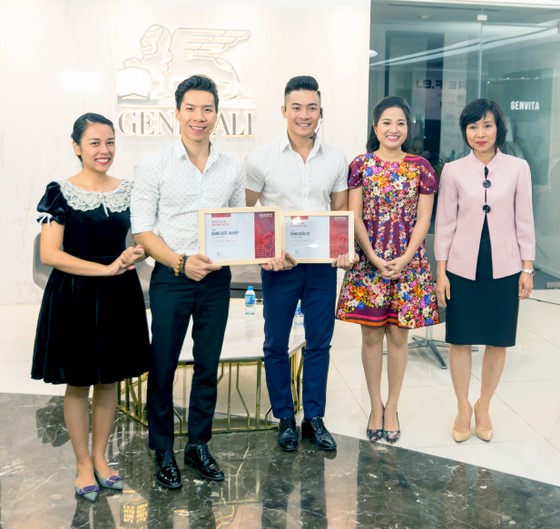 Đại diện Generali Việt Nam trao tặng gói giải pháp bảo hiểm nhân thọ Vita – Sống Tự tin cho Quốc Cơ – Quốc Nghiệp và gia đình