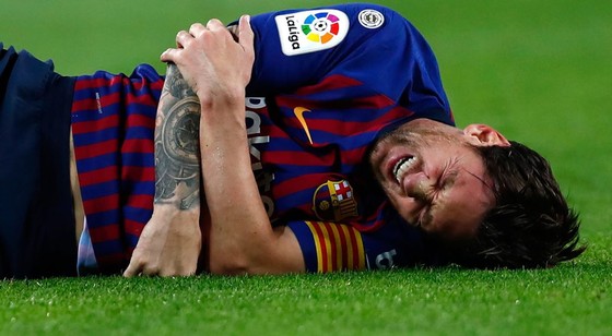 Barcelona - Sevilla 4-2: Coutinho, Suarez, Rakitic ghi bàn, Messi chấn thương nặng ảnh 1