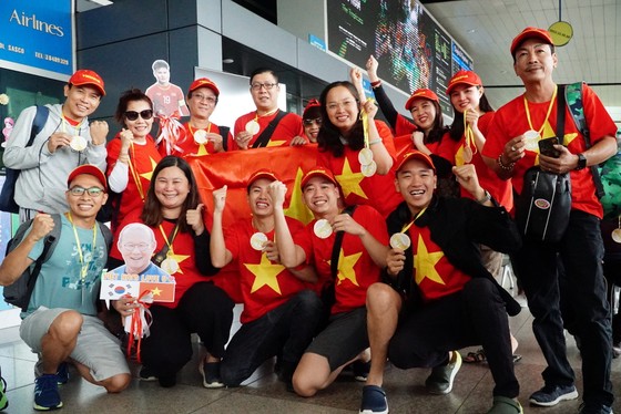 Người hâm mộ TPHCM qua Philippines “tiếp lửa” thầy trò HLV Park Hang Seo giành HCV SEA Games 30