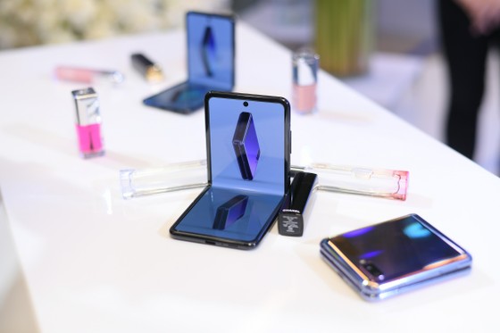 Galaxy Z Flip: Khẳng định cá tính sành điệu