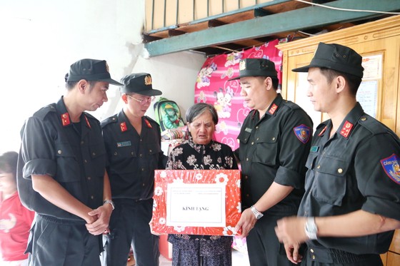 Thăm hỏi, tặng quà cho Mẹ Việt Nam anh hùng và gia đình chính sách có hoàn cảnh khó khăn trên địa bàn Quận 9