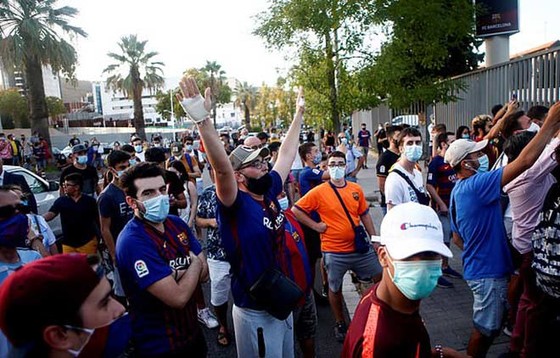 Fans Barca phá rào sân Nou Camp kêu gọi Messi ở lại ảnh 2