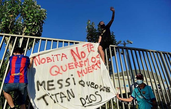 Fans Barca phá rào sân Nou Camp kêu gọi Messi ở lại ảnh 3