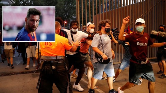 Fans Barca phá rào sân Nou Camp kêu gọi Messi ở lại ảnh 1