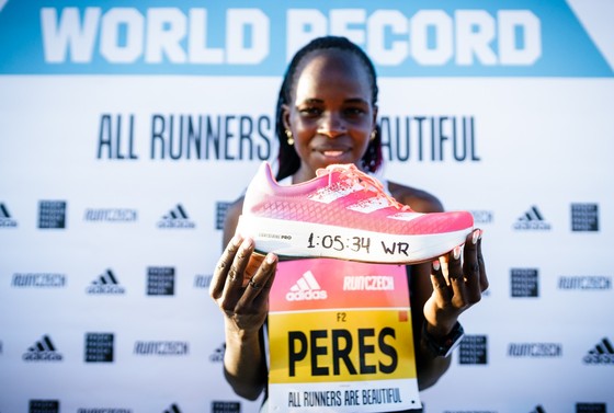 Peres Jepchirchir phá kỷ lục thế giới giải bán marathon toàn nữ RunCzech với siêu phẩm adizero adios Pro ảnh 1