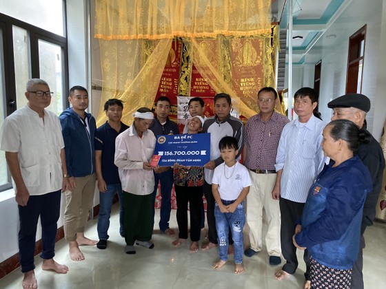 Đội bóng Ba Đề FC đã vượt hơn 1.200km về tới Quảng Bình và trao cho gia đình em Phan Văn Minh