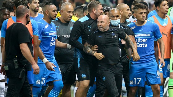 Nice vs Marseille 1-0 (hoãn): Dimitri Payet bị CĐV Nice ném chai nước vào người và bị lao vào đánh, trọng tài Benoit Bastien dừng trận đấu ở phút 75 ảnh 4