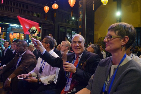 Các Bộ trưởng APEC tham quan phố cổ Hội An ảnh 10