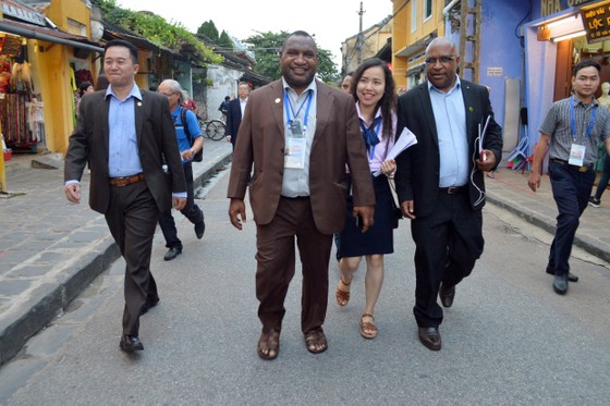 Các Bộ trưởng APEC tham quan phố cổ Hội An ảnh 5