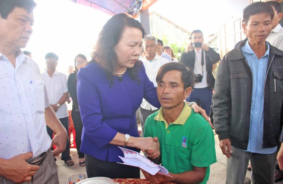Thứ trưởng Bộ GD-ĐT Nguyễn Thị Nghĩa thăm hỏi gia đình học sinh chết đuối thương tâm ảnh 2