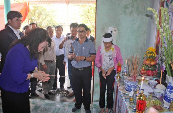 Thứ trưởng Bộ GD-ĐT Nguyễn Thị Nghĩa thăm hỏi gia đình học sinh chết đuối thương tâm ảnh 3