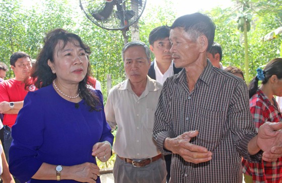 Thứ trưởng Bộ GD-ĐT Nguyễn Thị Nghĩa thăm hỏi gia đình học sinh chết đuối thương tâm ảnh 1