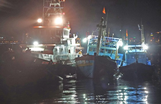 Xuyên đêm cứu 16 ngư dân trên 2 tàu cá gặp nạn tại vùng biển Hoàng Sa ảnh 1