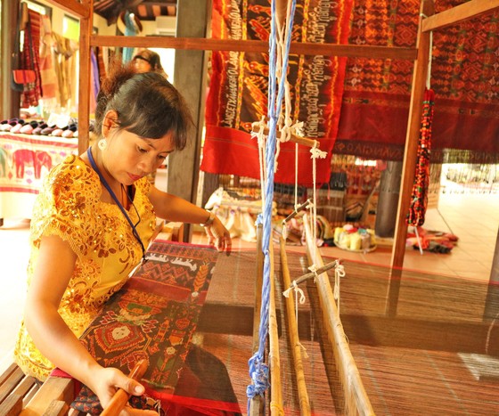 Hơn 80 nghệ nhân đến từ các làng nghề truyền thống sẽ trình diễn ươm tơ, dệt lụa tại Hội An ảnh 1