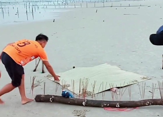 Phát hiện thi thể không còn đầu và tay chân trên biển ảnh 1