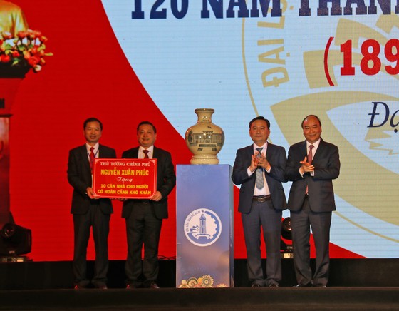 Thủ tướng Chính phủ Nguyễn Xuân Phúc tặng bình gốm sứ cho huyện Đại Lộc tỉnh Quảng Nam ảnh 1